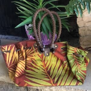 Relic Leaf Print Cinched Snap Closure Green Red  Handbag with Removable Strap